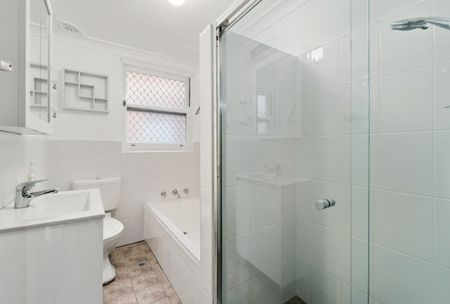 Air-Conditioned & Recently Updated Two-Bedroom Apartment - Photo 2