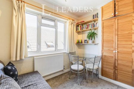 3 bedroom flat to rent - Photo 3