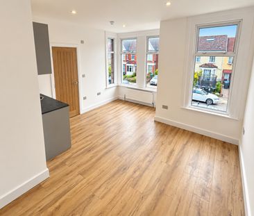 6 Bed Terraced House, Warwick Road, N11 - Photo 1