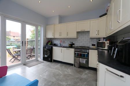 3 bedroom terraced house to rent - Photo 3
