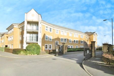 International Way, Sunbury-on-Thames, Surrey, TW16 7HP - Photo 2