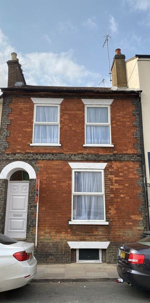 Room in a Shared House, Hastings Street, LU1 - Photo 1