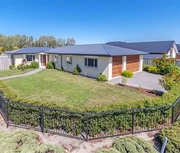 Three car Garaging! - Photo 1