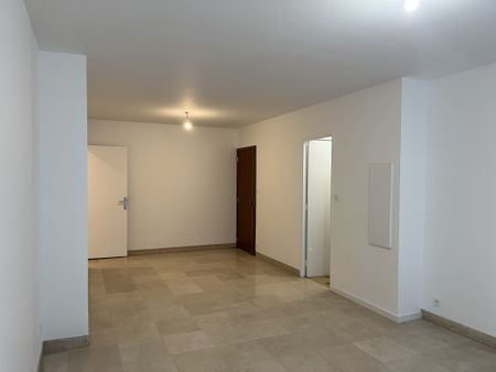 Location Appartement 3 pièces 91m² MARSEILLE 8ème - Photo 2