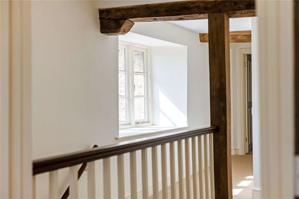 Immaculate Farmhouse in the heart of the village of Idbury. - Photo 1