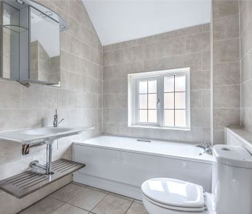 5 bedroom House in Grange Road, Camberley - Photo 6