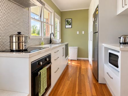 Comfortable, Character-filled Living With Flexible Furnishing Options - Photo 4