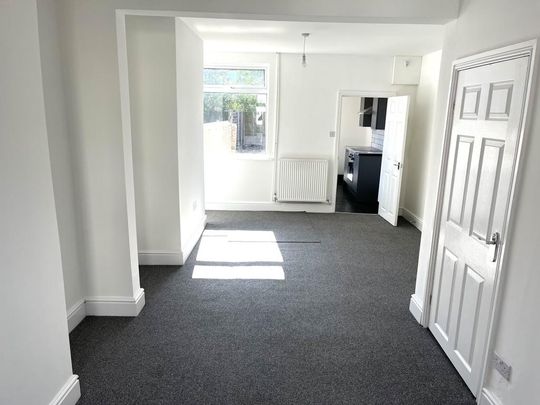 2 bedroom end of terrace house to rent - Photo 1