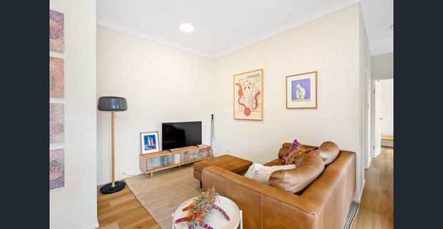 Modern Beachside Apartment with Dual Balconies - Photo 1