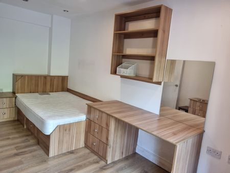 3 Bed - Flat B, 203 Belle Vue Road, Headingley, Leeds - LS3 1HG - Student - Photo 4