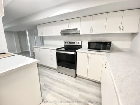 77 Roseneath Crescent #Lower - Photo 4