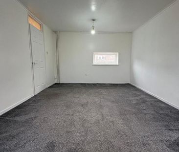 4 bedroom semi-detached house to rent - Photo 2