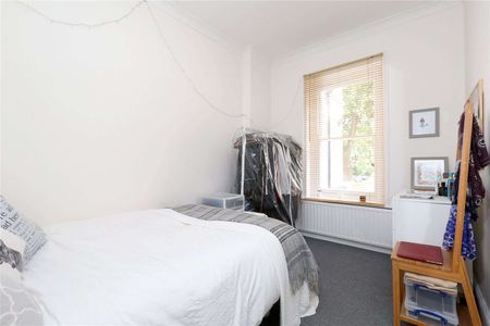 This is a large flat set over two floors and is part of a converted Victorian house. - Photo 3