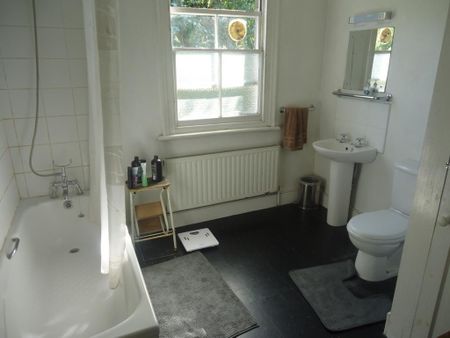 1 bedroom in a house share to rent - Photo 2