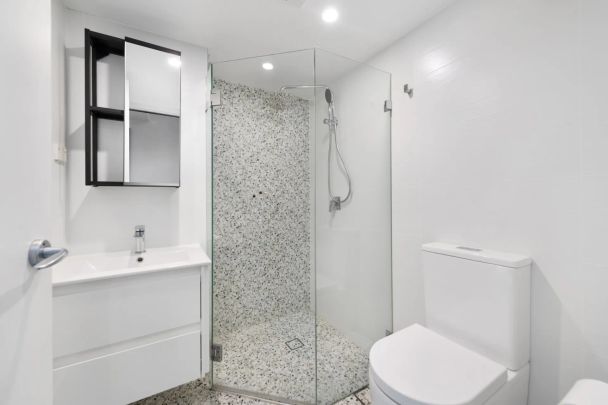 Light modern furnished apartment offering style and privacy - Photo 1