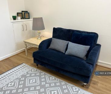 1 bedroom in a house share to rent - Photo 2