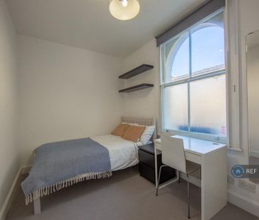 3 bedroom flat to rent - Photo 2