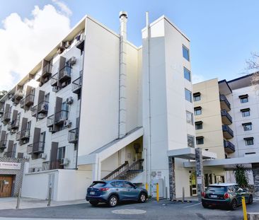 Urban Chic Riverside Retreat - Photo 6