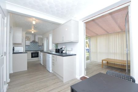 5 bedroom semi-detached house to rent - Photo 5