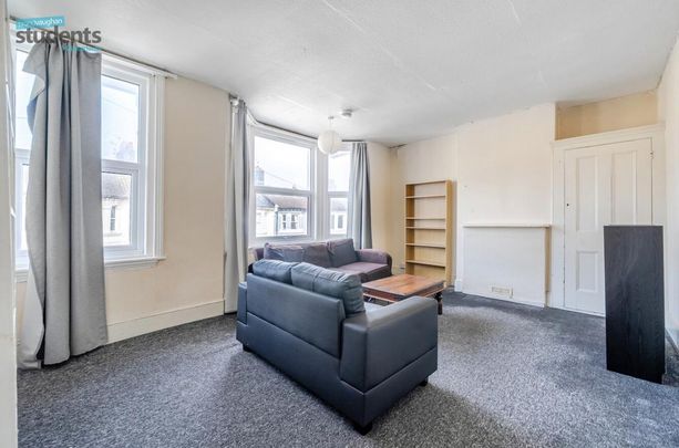 4 bedroom end of terrace house to rent - Photo 1