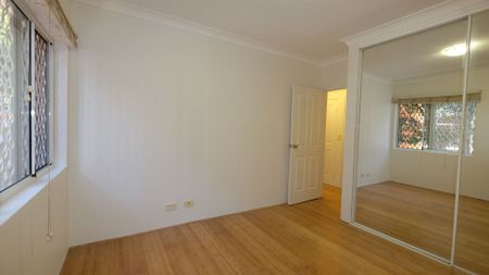 Modern Two-Bedroom Apartment in Prime Location - Photo 4