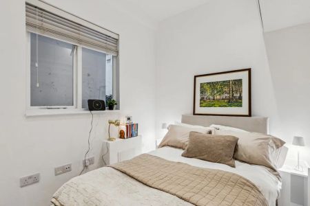 2 bedroom flat in London - Photo 5