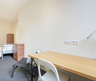 4 Bed Flat, Bells Square, S1 - Photo 4
