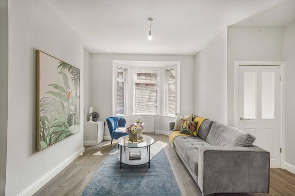 3 Bed End Terrace, Kennedy Road, M5 - Photo 1