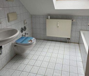 Himmlisch Wohnen unterm Dach mit großer Küche und Tageslichtbad! - Photo 2