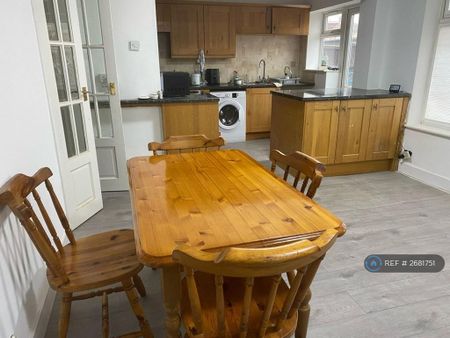 1 bedroom in a house share to rent - Photo 4