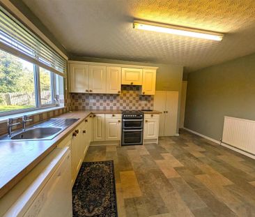 3 bedroom detached bungalow to rent - Photo 6