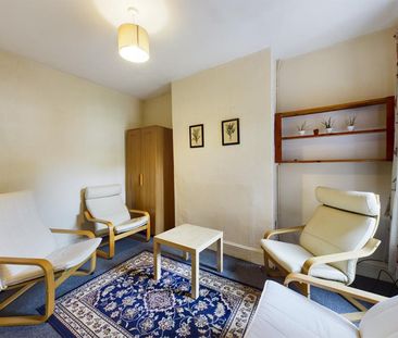 3 bedroom Flat To Let - Photo 1