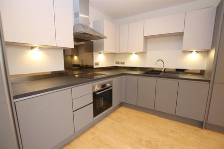 1 bedroom Apartment to let - Photo 2