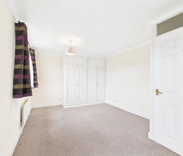 4 bedroom House in Cutbush Close, Reading - Photo 2