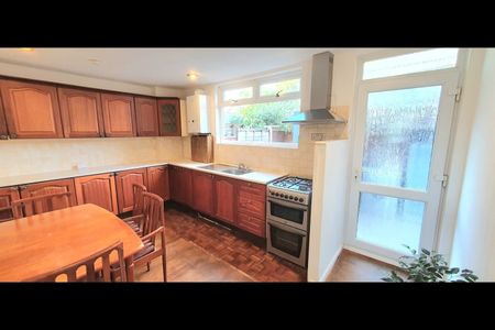 4 Bed Semi-Detached House, Ham Park Road, E7 - Photo 5