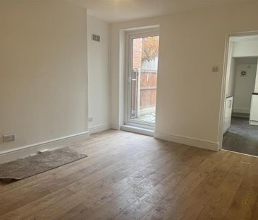 2 bedroom end of terrace house to rent - Photo 5