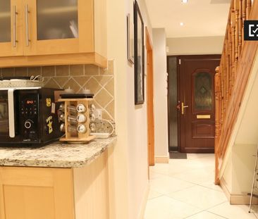 Room to rent in 4-bedroom house in Clondalkin, Dublin - Photo 2