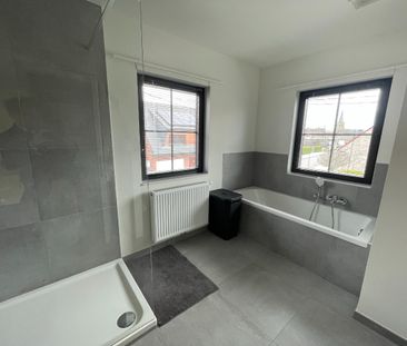 Drie slaapkamer EENGEZINSWONING met garage & tuin - Photo 3