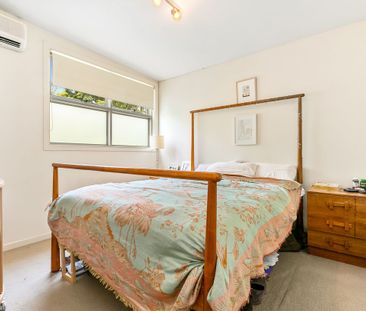 Townhouse style one bedroom apartment - Photo 4