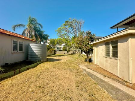 Beachside Living - Spacious Three-Bedroom Home in Prime Ettalong Location - Photo 5