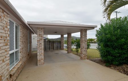 :: NEAT & TIDY LOWSET HOME IN NEW AUCKLAND! - Photo 2