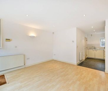 3 bedroom mews to rent - Photo 2