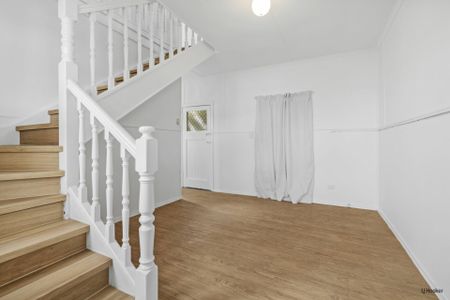 Beachside Beauty � Spacious Five-Bedroom Three Bathroom Home Steps to Tugun Beach! - Photo 2