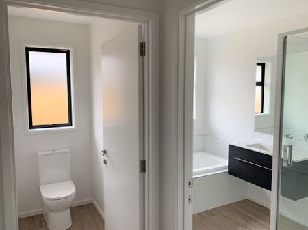 Sunny 4 Bedroom/2 bathroom Home - Photo 5