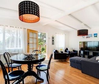 A Charming Peninsula Retreat - Photo 2