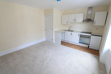 2 bed flat to rent in Verulam Place, Bournemouth, BH1 - Photo 3