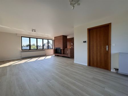 Gerenoveerd ruim appartement met tuin en garage gelegen in de wijk “Het Westveld”. - Photo 2