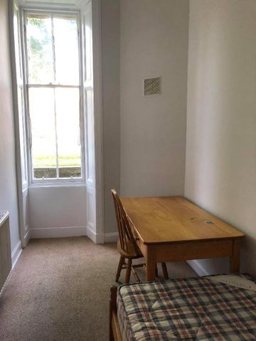 3 bedroom flat to rent - Photo 2