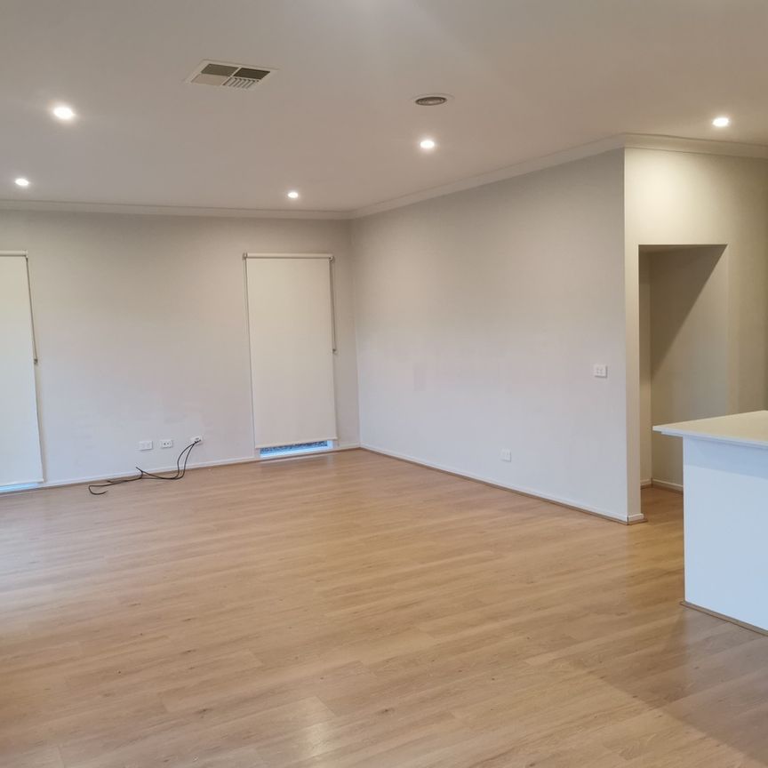 3 Living area double storey Family Home - Photo 1