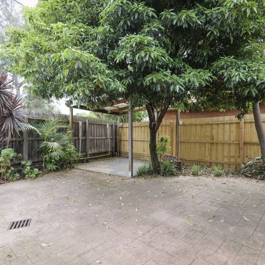 Comfort meets convenience in Pascoe Vale - Photo 1